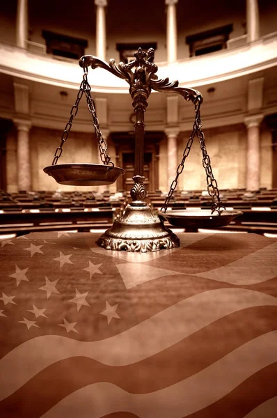 Διακοσμητικά κλίμακες της δικαιοσύνης στην αίθουσα του Δικαστηρίου — Φωτογραφία Αρχείου