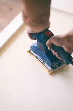 Eski kapı boya yeni bir yalamak için zımpara kullanımda orbital zımpara.