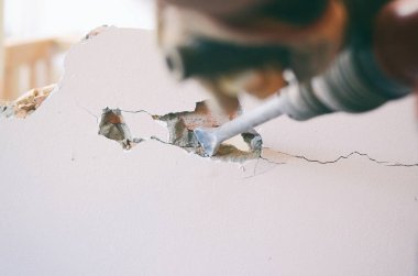 Jackhammer kullanarak inşaat alanında profesyonel işçi