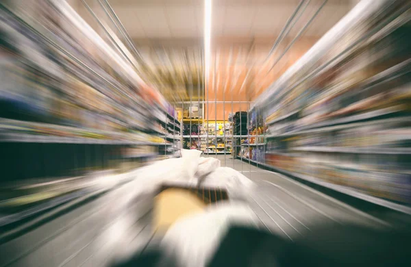 Supermercado carrito de compras en movimiento, vista desde el carrito de compras . — Foto de Stock