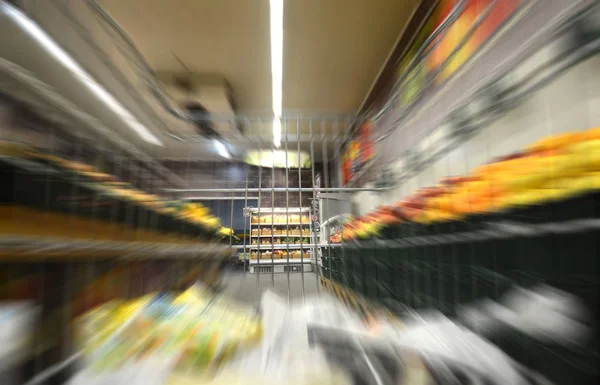 Supermarkt winkelwagen in beweging, uitzicht vanaf uw winkelwagen. — Stockfoto