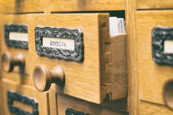 Gaveta de catálogo de arquivos de arquivo de madeira velha . — Fotografia de Stock