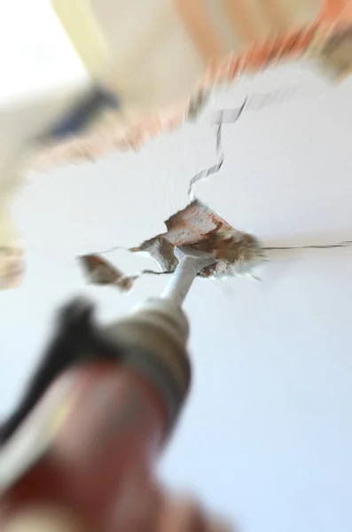 Профессиональный рабочий на строительной площадке с помощью отбойного молотка — стоковое фото