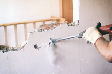 Jackhammer kullanarak inşaat alanında profesyonel işçi
