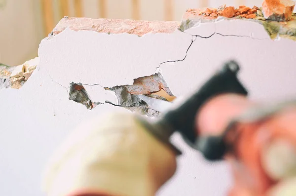 Professionele werker in de bouw-site met behulp van pneumatische boor — Stockfoto