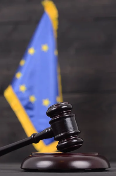 Juez Gavel y bandera de la Unión Europea sobre fondo de madera negra . — Foto de Stock