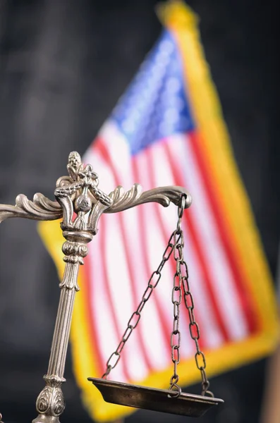 Escalas de Justicia frente a la bandera estadounidense en el fondo . —  Fotos de Stock