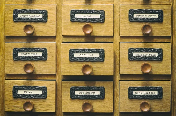 Gaveta de catálogo de arquivos de arquivo de madeira velha . — Fotografia de Stock