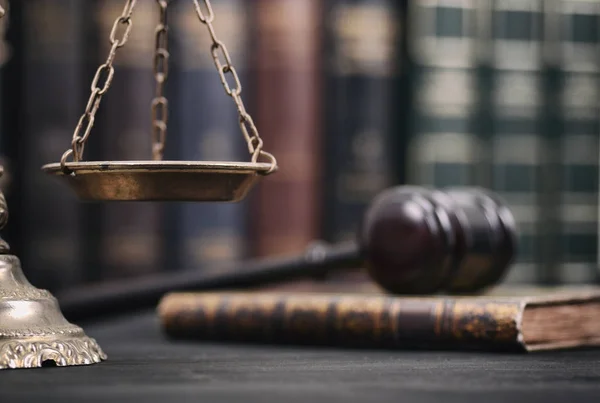 Juez Gavel, libros de Derecho y Escalas de Justicia sobre fondo de madera negra . — Foto de Stock