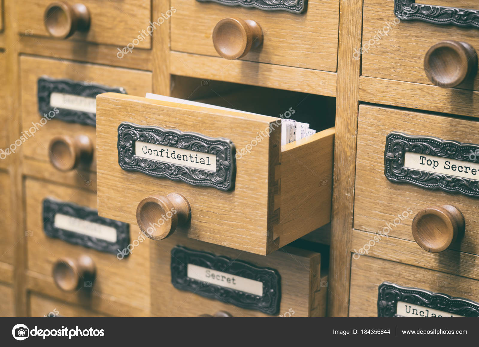 Antiguo archivo de madera archivos catálogo cajón . — Foto de stock