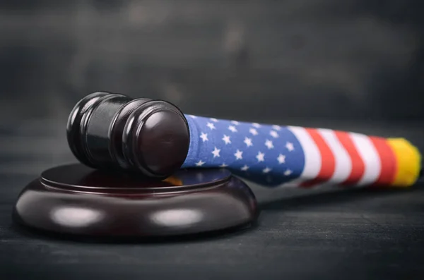 Juez Gavel y bandera de los Estados Unidos de América sobre fondo de madera negra . — Foto de Stock