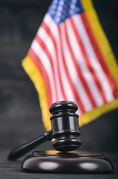 Le juge Gavel et le drapeau des États-Unis d'Amérique sur un fond en bois noir . — Photo