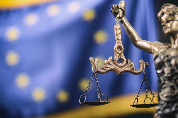 Escalas de Justicia, Justificación, Lady Justicia frente a la bandera europea — Foto de Stock