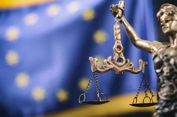 Recht und Gerechtigkeit, Legalitätskonzept, Maßstäbe der Gerechtigkeit, Justitia, Frauenjustiz vor der Flagge der Europäischen Union im Hintergrund. — Stockbild Waage der Gerechtigkeit, Justitia, Dame der Gerechtigkeit vor der europäischen Flagge — Stockfoto