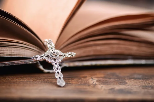 Santa Biblia, collar de cruz cristiana sobre un fondo de madera . — Foto de Stock