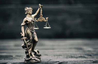 Ölçekler, Justitia, Bayan adalet siyah ahşap zemin.