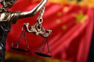 Ölçekler, Justitia, Bayan adalet Çin bayrağı önünde.