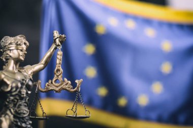 Ölçekler, Justitia, Bayan adalet önünde Avrupa Birliği bayrağı.