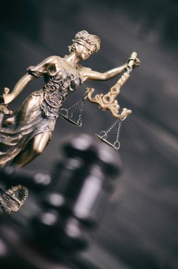 Adalet ölçekler, siyah bir zemin üzerine yargıç Gavel, Justitia, adalet