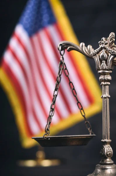Schalen van Justitie tegenover de Amerikaanse vlag op de achtergrond. — Stockfoto