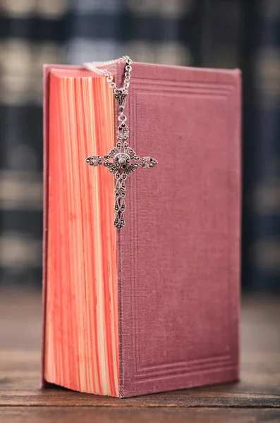 Heilige Bijbel, het christelijke kruis ketting op een houten achtergrond. — Stockfoto