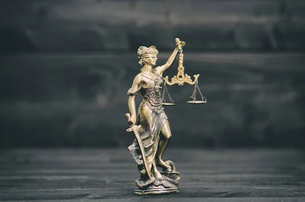 Balance de Justice, Justitia, Lady Justice sur fond de bois noir . — Photo