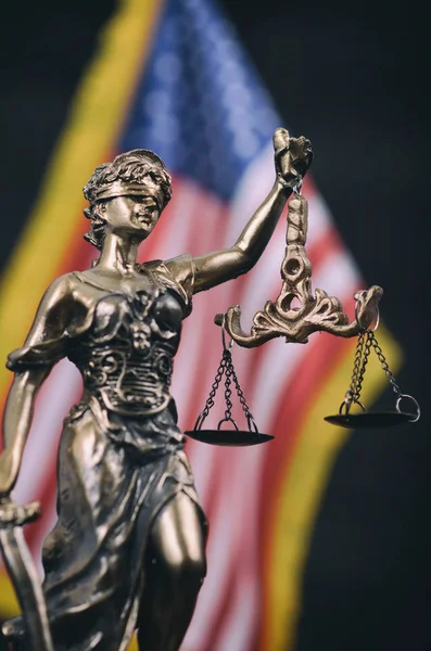 Schalen van Justitie, Justicia, Vrouwe Justitia tegenover de Amerikaanse vlag — Stockfoto