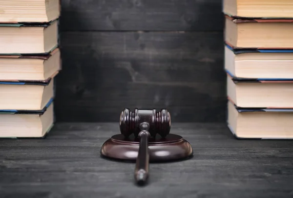 Juge Gavel et les livres de droit sur un fond en bois noir, la loi libr — Photo