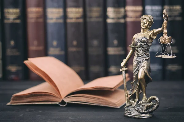 Skale sprawiedliwości, Justitia, Pani sprawiedliwości i prawa książek w tle. — Zdjęcie stockowe