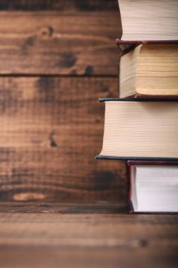 Hukuk kitapları kahverengi ceviz ahşap arka plan üzerinde.