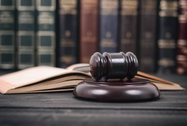 Siyah ahşap zemin, hukuk Kütüphanesi kavramı kitap yargıç tokmak ve hukuk.