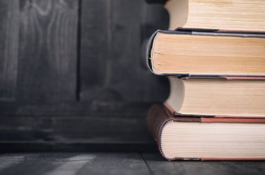 Siyah ahşap zemin üzerine eski hukuk kitapları.