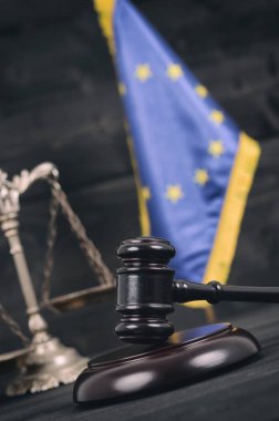 Ölçekler, adalet, Yargıç tokmak ve Avrupa Birliği bayrağı 