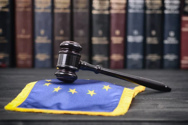 Biblioteca de Derecho, Juez Gavel y bandera de la Unión Europea  . — Foto de Stock