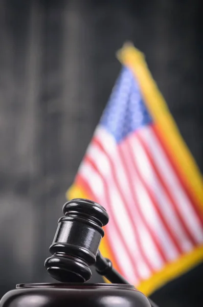 Le juge Gavel et le drapeau des États-Unis d'Amérique sur un fond en bois noir . — Photo