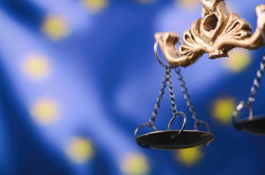 Ölçekler, Justitia, Bayan adalet önünde Avrupa Birliği bayrağı.