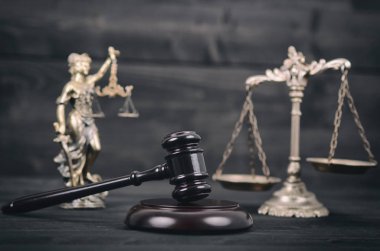  Bayan adalet, adalet ve yargıç tokmak ölçekler 