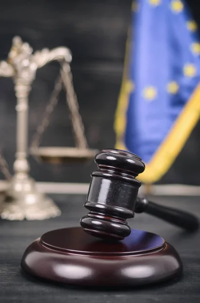 Escalas de Justicia, Juez Gavel y Bandera de la Unión Europea . — Foto de Stock