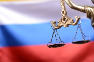 Ölçekler, Justitia, Bayan adalet Rus bayrağı önünde.