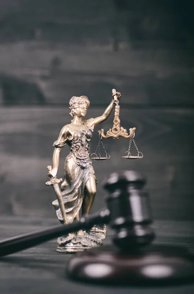 Juge Gavel et Lady Justice sur un fond en bois noir . — Photo