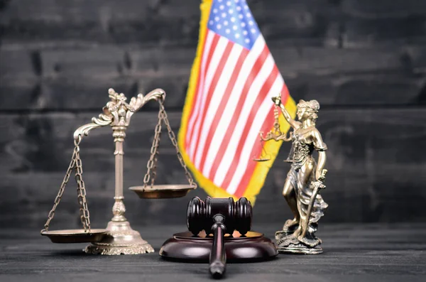 Juez Gavel, Lady Justice, Escalas de Justicia y bandera de EE.UU.  . Imágenes de stock libres de derechos