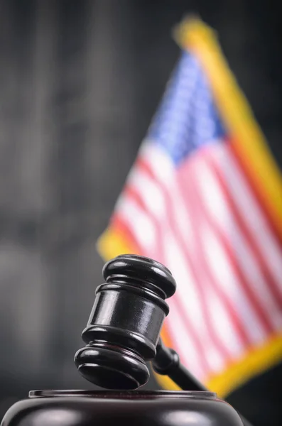 Juez Gavel y bandera de los Estados Unidos de América  . — Foto de Stock