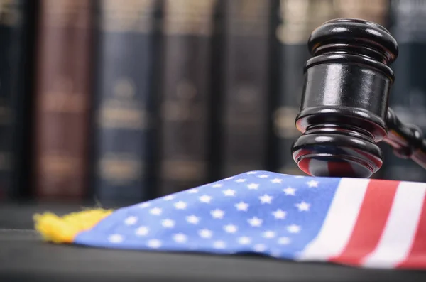 Le juge Gavel et le drapeau des États-Unis d'Amérique sur un fond en bois noir . — Photo