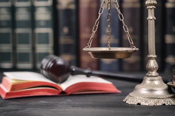 法官槌, 法律书和正义的标尺在黑木背景. — 图库照片