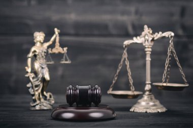  Bayan Adalet, adalet terazisi ve siyah ahşap arka planda Yargıç Gavel.