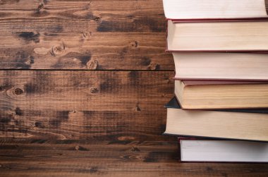 Hukuk kitapları kahverengi ceviz ahşap arka plan üzerinde.