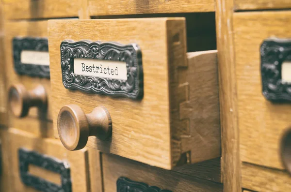 Oude houten archiefbestanden winkel lade, beperkt toegankelijke bestanden — Stockfoto