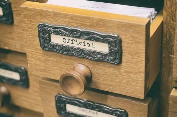 Старые деревянные архивные файлы каталог ящик, официальные файлы — стоковое фото