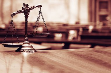 Mahkeme salonunda adaletin dekoratif terazisi