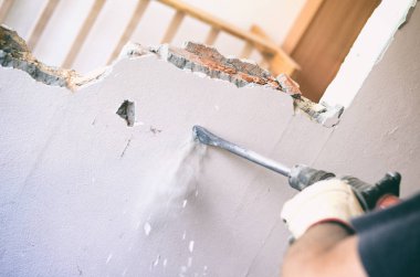 Jackhammer kullanarak inşaat alanında profesyonel işçi